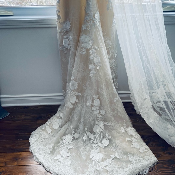 Brand-New Wedding Dress (Size 8) - Picture 5 of 11